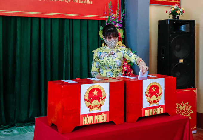Những tà áo dài trong ngày bầu cử ảnh 6