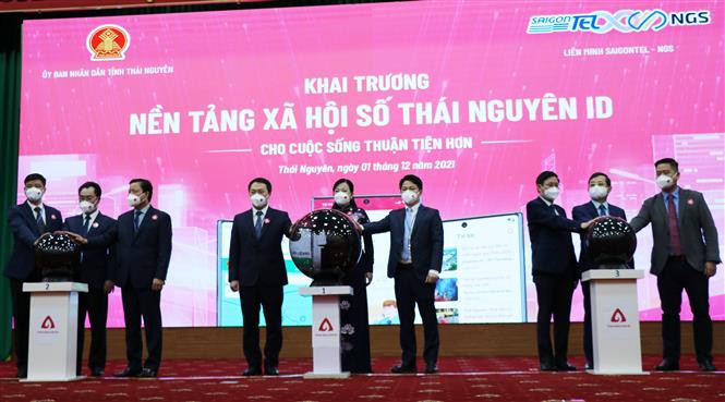 Các đại biểu khai trương nền tảng công dân số Thái Nguyên ID. Ảnh: Hoàng Nguyên - TTXVN Khai trương nền tảng công dân số Thái Nguyên ID ảnh 2