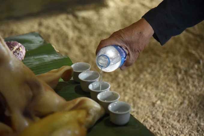 Thầy cúng rót rượu dâng lên các vị thần linh, tổ tiên. Ảnh: Diễm Quỳnh Tái hiện Tết Thanh minh của đồng bào dân tộc Dao ảnh 4