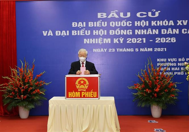 Tổng Bí thư Nguyễn Phú Trọng bỏ phiếu bầu đại biểu Quốc hội khoá XV và đại biểu Hội đồng nhân dân các cấp nhiệm kỳ 2021 - 2026. Ảnh: Trí Dũng - TTXVN Tổng Bí thư Nguyễn Phú Trọng bỏ phiếu bầu cử tại quận Hai Bà Trưng, Hà Nội ảnh 1
