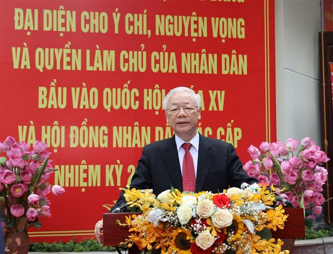 Tổng Bí thư Nguyễn Phú Trọng trả lời phỏng vấn báo chí tại Khu vực bỏ phiếu số 4, phường Nguyễn Du, quận Hai Bà Trưng, Hà Nội. Ảnh: Trí Dũng - TTXVN Tổng Bí thư Nguyễn Phú Trọng: Đất nước sẽ bước vào giai đoạn phát triển mới, đáp ứng nguyện vọng của cử tri ảnh 1