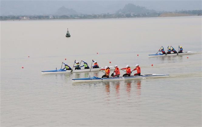Các vận động viên tranh tài tại giải đua thuyền Cup Canoeing toàn quốc năm 2020 tại Khu du lịch Hồ Núi Cốc. Ảnh: Trần Trang - TTXVN Thái Nguyên phấn đấu trở thành trung tâm du lịch vùng trung du và miền núi Đông Bắc ảnh 1