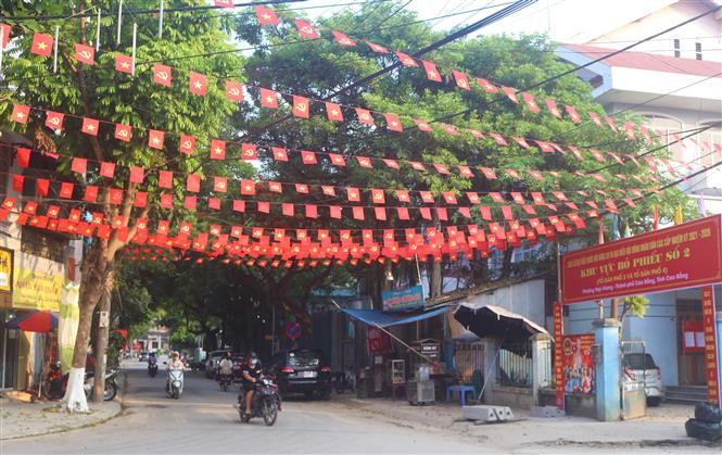 Cờ hoa rực rỡ tại một khu vực bỏ phiếu phường Hợp Giang, thành phố Cao Bằng, tỉnh Cao Bằng. Ảnh: Chu Hiệu - TTXVN Cử tri Cao Bằng tin tưởng lựa chọn được người tài, đức giúp địa phương ngày càng phát triển ảnh 1