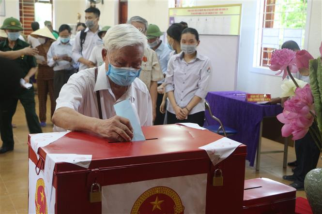 Cử tri lớn tuổi xã Kim Liên, huyện Nam Đàn (Nghệ An) đi bỏ phiếu bầu cử. Ảnh: Bích Huệ - TTXVN Ngày hội non sông trên quê hương Bác ảnh 4