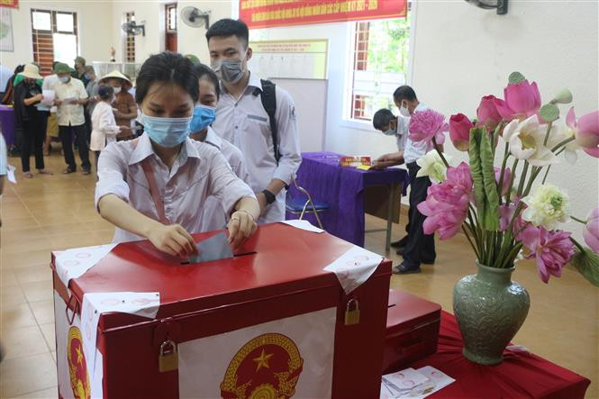 Cử tri trẻ tuổi xã Kim Liên, huyện Nam Đàn (Nghệ An) đi bỏ phiếu bầu cử. Ảnh: Bích Huệ - TTXVN Ngày hội non sông trên quê hương Bác ảnh 3
