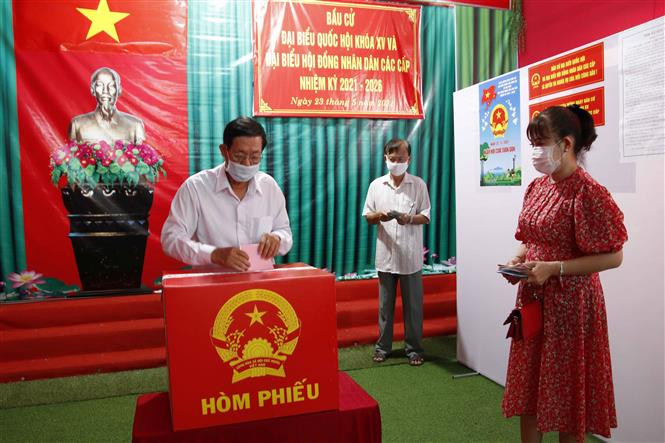 Cử tri bỏ phiếu bầu tại Tổ bầu cử số 5, phường 2, thành phố Cà Mau (Cà Mau). Ảnh: Kim Há - TTXVN Đất Mũi Cà Mau rộn ràng trong Ngày hội non sông ảnh 4