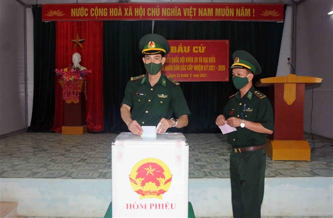 Cử tri Đồn Biên phòng Mường Lạn, xã Mường Lạn, huyện Sốp Cộp, tỉnh Sơn La bỏ phiếu bầu đại biểu Quốc hội khóa XV và Hội đồng nhân dân các cấp nhiệm kỳ 2021 - 2026. Ảnh: Quang Quyết - TTXVN Tưng bừng Ngày Bầu cử ở vùng cao Sơn La ảnh 6