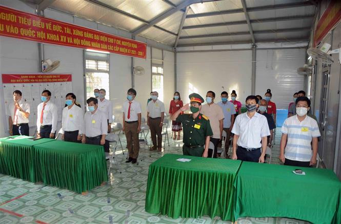 Nghi thức chào cờ, khai mạc bầu cử đại Quốc hội khóa XV và Hội đồng nhân dân các cấp nhiệm kỳ 2021 - 2026 tại xã Mường Lạn, huyện Sốp Cộp, tỉnh Sơn La. Ảnh: Quang Quyết - TTXVN Tưng bừng Ngày Bầu cử ở vùng cao Sơn La ảnh 1