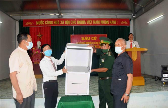 Đại diện cử tri bản Mường Lạn, xã Mường Lạn, huyện Sốp Cộp, tỉnh Sơn La kiểm tra hòm phiếu tại tổ bầu cử số 05. Ảnh: Quang Quyết - TTXVN Tưng bừng Ngày Bầu cử ở vùng cao Sơn La ảnh 5