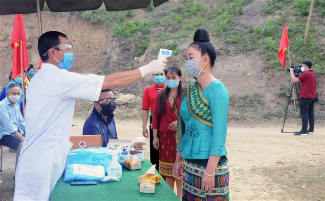 Cử tri thực hiện nghiêm túc quy định 5K tại điểm bầu cử số 5 bản Mường Lạn, xã Mường Lạn, huyện Sộp Cốp, tỉnh Sơn La. Ảnh: Quang Quyết - TTXVN Tưng bừng Ngày Bầu cử ở vùng cao Sơn La ảnh 3