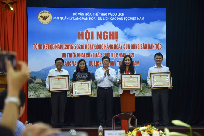 Hoạt động hằng ngày của đồng bào các dân tộc góp phần xây dựng “địa chỉ đỏ” của 54 dân tộc anh em ảnh 6