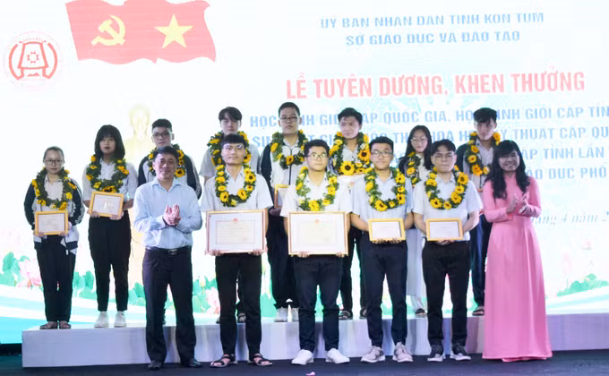 Kon Tum tuyên dương giáo viên dạy giỏi, học sinh có thành tích, sáng kiến tốt ảnh 2