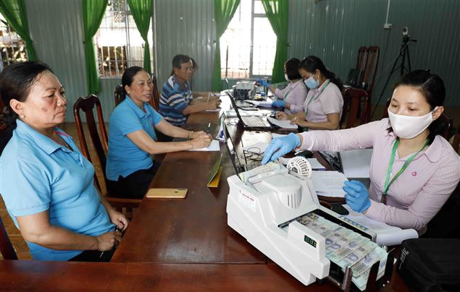 Hộ nghèo, đối tượng chính sách vay vốn tại điểm giao dịch của Ngân hàng Chính sách ở phường Đoàn Kết, thị xã Buôn Hồ, tỉnh Đắk Lắk. Ảnh: Trần Việt - TTXVN Tiếp tục giải ngân tín dụng đối với hộ mới thoát nghèo ảnh 1