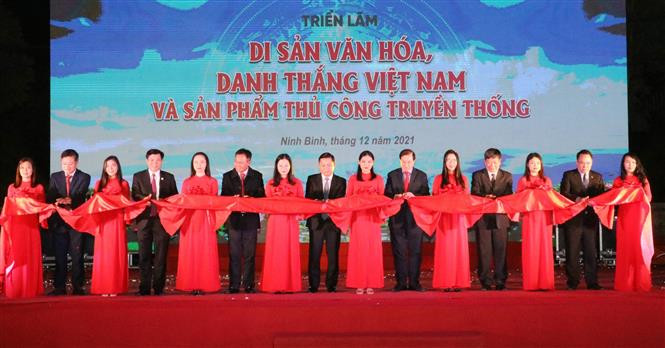 Các đại biểu cắt băng khai mạc triển lãm. Ảnh: Đức Phương - TTXVN Khai mạc triển lãm “Di sản văn hóa, danh thắng Việt Nam và sản phẩm thủ công truyền thống” năm 2021 ảnh 1