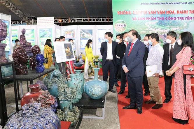 Một gian trưng bày sản phẩm làng nghề truyền thống tại triển lãm. Ảnh: Đức Phương - TTXVN Khai mạc triển lãm “Di sản văn hóa, danh thắng Việt Nam và sản phẩm thủ công truyền thống” năm 2021 ảnh 2
