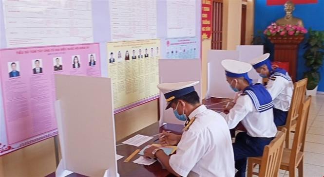 Cán bộ chiến sỹ huyện đảo Bạch Long Vĩ ghi phiếu bầu cử đại biểu Quốc hội khóa XV và đại biểu Hội đồng nhân dân các cấp nhiệm kỳ 2021 - 2026. Ảnh: TTXVN phát 16 tỉnh, thành phố hoàn thành việc bầu cử sớm ảnh 3
