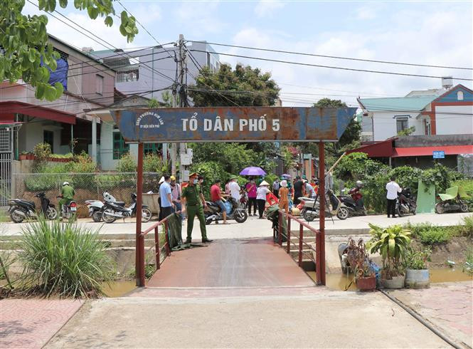 Cụm dân cư Tổ dân phố 5 (phường Him Lam, thành phố Điện Biên Phủ, tỉnh Điện Biên) chấm dứt hoạt động vùng thiết lập cách ly y tế. Ảnh: Xuân Tiến - TTXVN Dịch COVID-19: Cụm dân cư thuộc tổ dân phố số 5, thành phố Điện Biên Phủ được dỡ bỏ phong tỏa ảnh 1