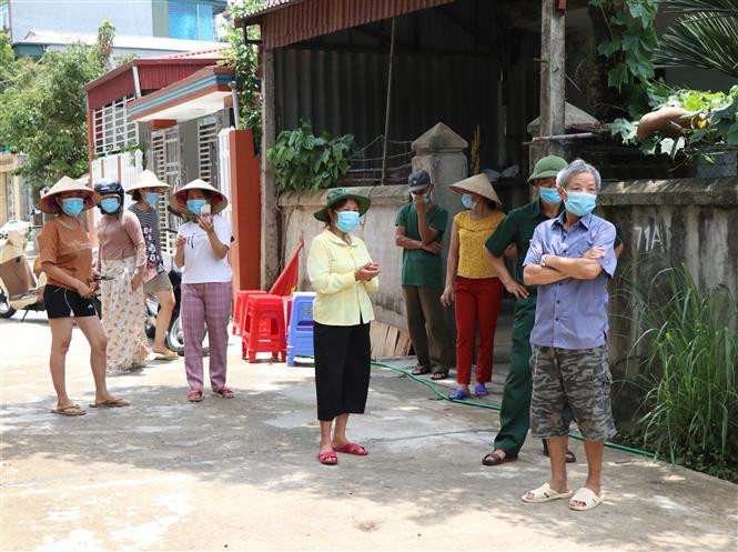 Người dân cụm dân cư tổ dân phố 5 (phường Him Lam, thành phố Điện Biên Phủ, tỉnh Điện Biên) chuẩn bị trở lại cuộc sống thường nhật sau khi vùng thiết lập cách ly y tế cụm dân cư chấm dứt hoạt động. Ảnh: Xuân Tiến - TTXVN Dịch COVID-19: Cụm dân cư thuộc tổ dân phố số 5, thành phố Điện Biên Phủ được dỡ bỏ phong tỏa ảnh 4