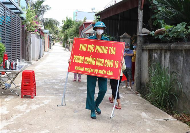 Lực lượng chức năng tháo dỡ và thu dọn đồ đạc tại chốt phòng, chống dịch COVID-19 tại cụm dân cư Tổ dân phố 5 (phường Him Lam, thành phố Điện Biên Phủ, tỉnh Điện Biên). Ảnh: Xuân Tiến -TTXVN Dịch COVID-19: Cụm dân cư thuộc tổ dân phố số 5, thành phố Điện Biên Phủ được dỡ bỏ phong tỏa ảnh 2