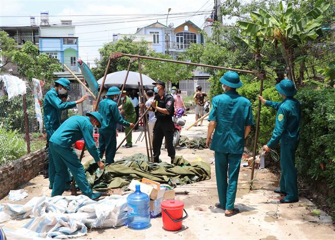 Lực lượng chức năng tháo dỡ và thu dọn đồ đạc, vật dụng tại chốt phòng, chống dịch COVID-19 được thiết lập trước đó 21 ngày tại cụm dân cư Tổ dân phố 5 (phường Him Lam, thành phố Điện Biên Phủ, tỉnh Điện Biên). Ảnh: Xuân Tiến -TTXVN Dịch COVID-19: Cụm dân cư thuộc tổ dân phố số 5, thành phố Điện Biên Phủ được dỡ bỏ phong tỏa ảnh 3