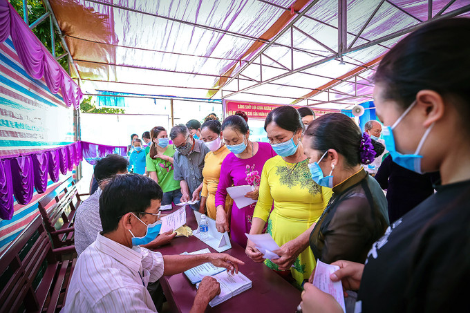Từ sáng sớm, các nữ cử tri cùng với trang phục áo dài truyền thống háo hức đi bỏ phiếu. Ảnh: Lưu Cường Những tà áo dài trong ngày bầu cử ảnh 1
