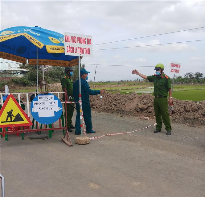 Các chốt phong tỏa trên địa bàn thị xã Ayun Pa (Gia Lai). Ảnh: TTXVN phát Gia Lai có 5 trường hợp dương tính lần 1 với SARS-CoV-2 ảnh 2