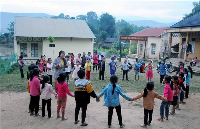 Mong muốn lớn nhất của các giáo viên ở đây là giúp các em biết chữ để trang bị cho mình kiến thức sau này sẽ giúp ích được gia đình và xã hội. Ảnh: Quang Quyết -TTXVN Những giáo viên tâm huyết “cõng chữ” lên bản làng ở Sơn La ảnh 5