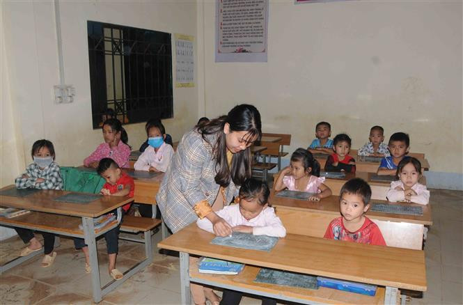 Ở điểm trường vùng cao thuộc Trường Tiểu học Mường Bám II, 100% học sinh là con em đồng bào dân tộc Mông, trình độ nhận thức, tiếp thu còn chậm nên việc dạy học rất vất vả. Ảnh: Quang Quyết - TTXVN Những giáo viên tâm huyết “cõng chữ” lên bản làng ở Sơn La ảnh 2