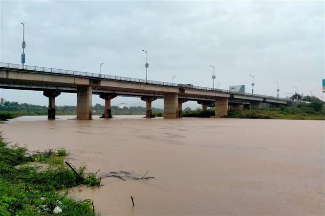 Nước sông Đăk Bla đoạn chảy qua thành phố Kon Tum lên nhanh. Ảnh: TTXVN phát Bão số 5: Kon Tum khẩn trương khắc phục thiệt hại ban đầu ảnh 2