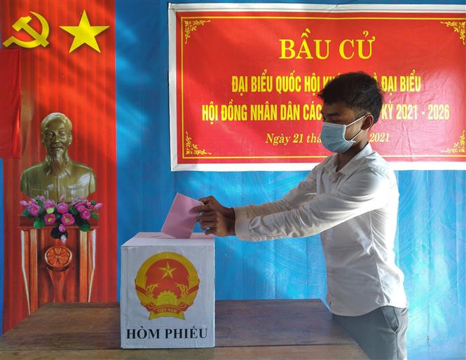 Tổ chức bầu cử sớm tại 17 khu vực vùng sâu, vùng xa tỉnh Quảng Bình. Ảnh: Đức Thọ - TTXVN 16 tỉnh, thành phố hoàn thành việc bầu cử sớm ảnh 2