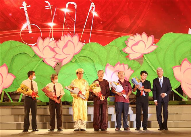 Trao hoa cho các cá nhân có đóng góp tích cực cho nghệ thuật đờn ca tài tử Thành phố Hồ Chí Minh. Ảnh: Thu Hương – TTXVN Đặc sắc đêm Nhạc hội Đờn ca tài tử Nam Bộ ảnh 3