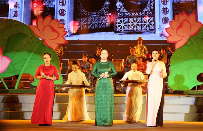 Tiết mục “Sông quê” dưới sự trình bày của tam ca Thanh Mai, Phương Hậu và Ngọc Lê. Ảnh: Thu Hương – TTXVN Đặc sắc đêm Nhạc hội Đờn ca tài tử Nam Bộ ảnh 2