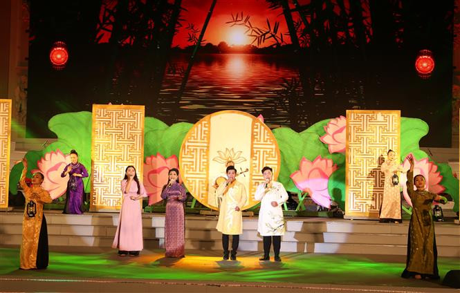 Điệu Liên Vọng thức “Tình người phương Nam” dưới sự trình bày của nhóm nghệ sỹ Hồng Bảo Ngọc, Thành Tây, Trần Nhựt Đức và Hàn Ni. Ảnh: Thu Hương – TTXVN Đặc sắc đêm Nhạc hội Đờn ca tài tử Nam Bộ ảnh 1