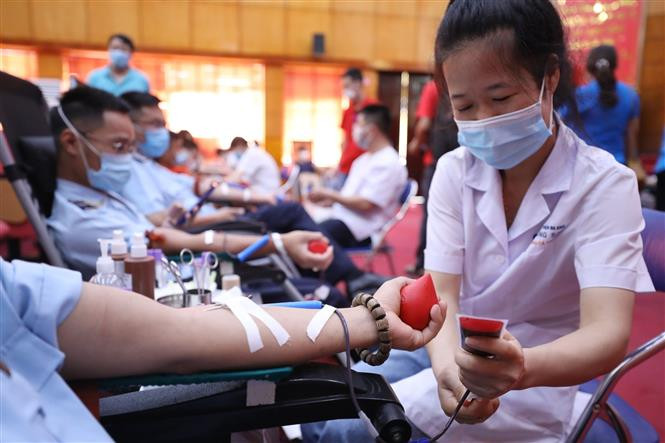 Hiến máu tình nguyện trong Chương trình Hành trình đỏ tỉnh Lạng Sơn năm 2021. Ảnh: Anh Tuấn – TTXVN Xứ Lạng lan tỏa phòng trào hiến máu tình nguyện ảnh 3