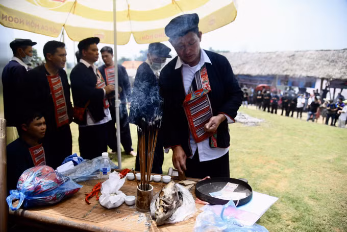 Độc đáo lễ Nhảy lửa của đồng bào Dao đỏ ảnh 1