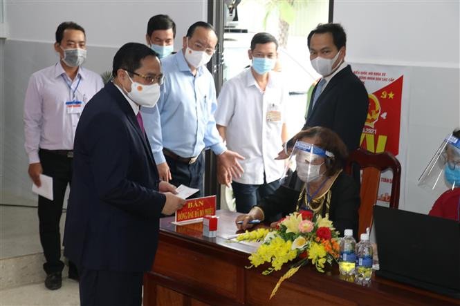 Thủ tướng Chính phủ Phạm Minh Chính làm thủ tục sau khi tham gia bỏ phiếu. Ảnh: Ngọc Thiện - TTXVN Thủ tướng Chính phủ Phạm Minh Chính tham gia bỏ phiếu bầu cử tại Cần Thơ ảnh 3