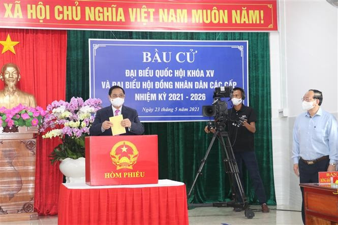Thủ tướng Chính phủ Phạm Minh Chính bỏ phiếu bầu cử. Ảnh: Ngọc Thiện - TTXVN Thủ tướng Chính phủ Phạm Minh Chính tham gia bỏ phiếu bầu cử tại Cần Thơ ảnh 1