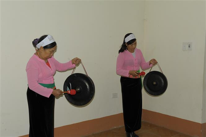 Truyền dạy sử dụng cồng chiêng tại xã Yên Trung (Thạch Thất) là một cách lưu giữ văn hóa tinh thần của người Mường. Ảnh: Mạnh Khánh/TTXVN Xuân no ấm về trên xứ Mường ảnh 3