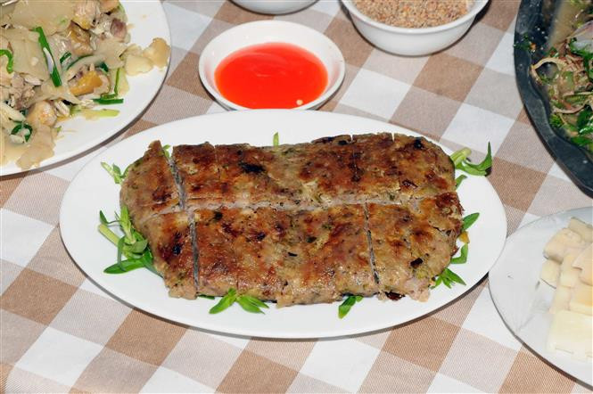 Món thịt nướng cùng với hoa Ban. Ảnh: Quang Quyết-TTXVN Những món ăn độc đáo từ hoa ban ảnh 5