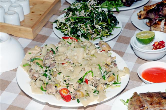 Món măng xào hoa Ban. Ảnh: Quang Quyết-TTXVN Những món ăn độc đáo từ hoa ban ảnh 4