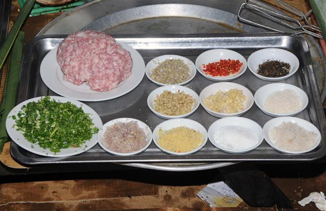 Việc pha trộn gia vị trong từng món cũng khác nhau mới tạo nên hương vị đặc trưng riêng. Ảnh: Quang Quyết-TTXVN Những món ăn độc đáo từ hoa ban ảnh 6