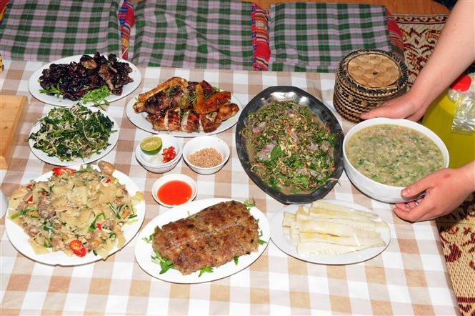 Các món ăn được chế biến từ hoa Ban không những ngon mà còn giúp giải nhiệt, thanh mát mát cơ thể. Ảnh: Quang Quyết-TTXVN Những món ăn độc đáo từ hoa ban ảnh 2