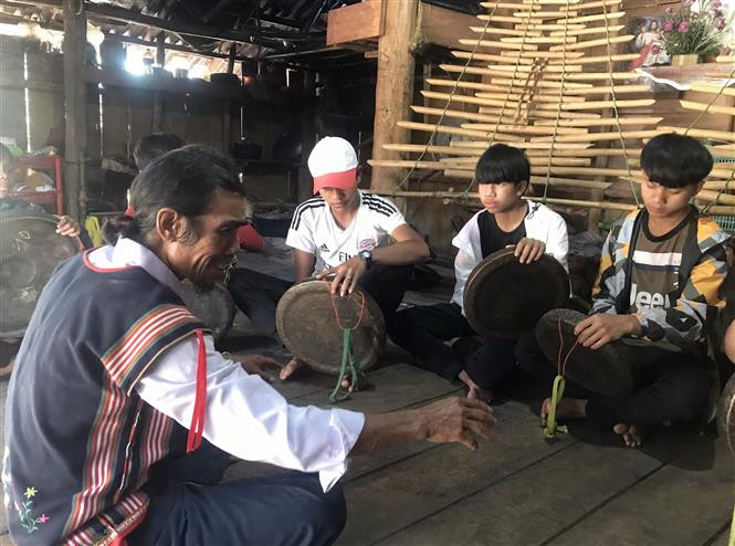 Ông A Thui dạy cồng chiêng cho các em nhỏ. Ảnh: Khoa Chương – TTXVN A Thui - Người giữ hồn văn hóa Rơ Ngao ảnh 4