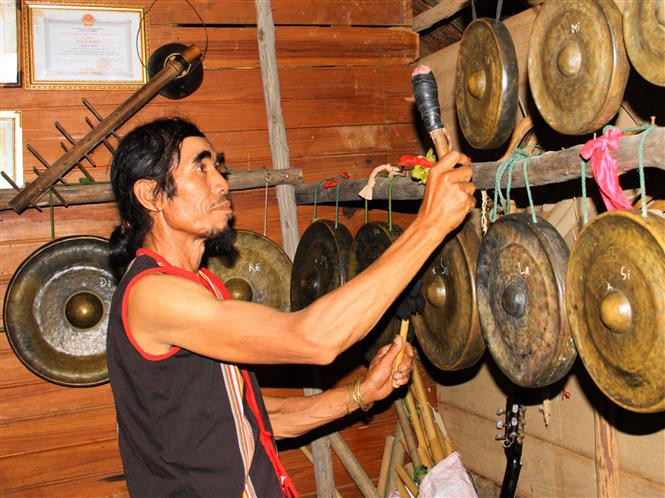 A Thui thử âm của những bộ cồng chiêng. Ảnh: Khoa Chương - TTXVN A Thui - Người giữ hồn văn hóa Rơ Ngao ảnh 1