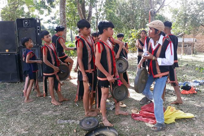 Ông A Thui hướng dẫn đội cồng chiêng “nhí” biểu diễn tại Lễ hội cúng “Nước Giọt”. Ảnh: Khoa Chương - TTXVN A Thui - Người giữ hồn văn hóa Rơ Ngao ảnh 2