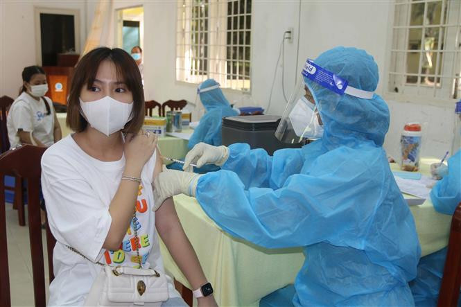 Tiêm vaccine cho sinh viên tại điểm tiêm Trường Đại học Trà Vinh. Ảnh: Thanh Hòa- TTXVN Dịch COVID-19: Ngày 15/10 có thêm 3.797 ca nhiễm mới, Bộ Y tế tiếp tục yêu cầu đẩy nhanh tốc độ tiêm chủng ảnh 1