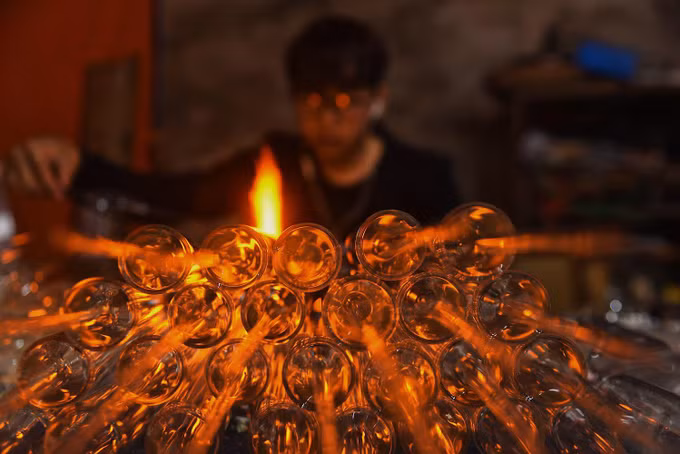 Người dân Thống Nhất giữ “lửa” nghề thổi thủy tinh truyền thống nơi đô thành ảnh 7