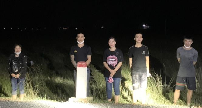 5 đối tượng nhập cảnh trái phép bị bắt giữ. Ảnh: TTXVN phát Phát hiện, cách ly tập trung 5 trường hợp nhập cảnh trái phép ảnh 1