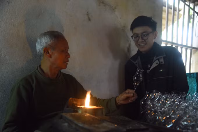 Người dân Thống Nhất giữ “lửa” nghề thổi thủy tinh truyền thống nơi đô thành ảnh 5