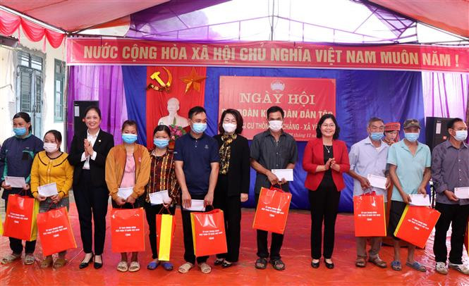 Ủy ban Trung ương Mặt trận Tổ quốc Việt Nam trao tặng 31 hộ nghèo của thôn, mỗi hộ một phần quà trị giá 1,2 triệu đồng. Ảnh: Vũ Hoàng Giang - TTXVN Ngày hội Đại đoàn kết toàn dân tộc tại Bắc Kạn ảnh 4